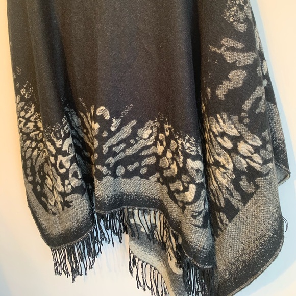 Accessory Street Flowy Sparkle Animal Poncho - Picture 5 of 6